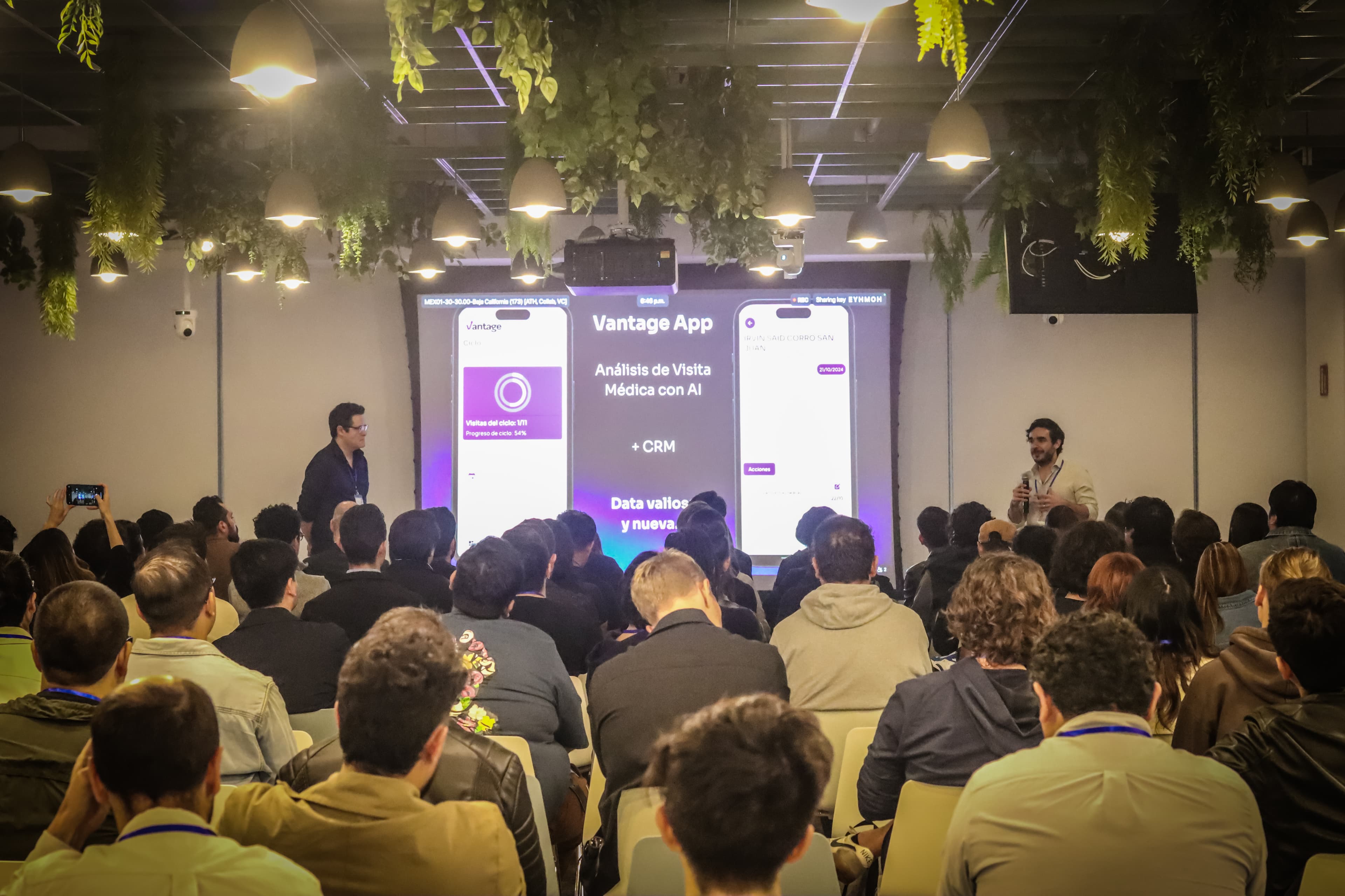 Estudiantes programando juntos